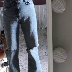 Jeans - Säljer dessa zara jeans med slitningar, knappt använda. Frakt tillkommer🫶🏻