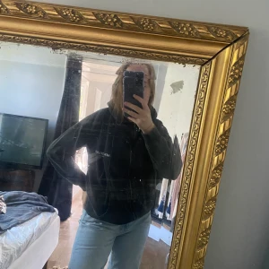 Snygg luvtröja med tryck  - Luvtröja som är så skön och är i så härligt material 