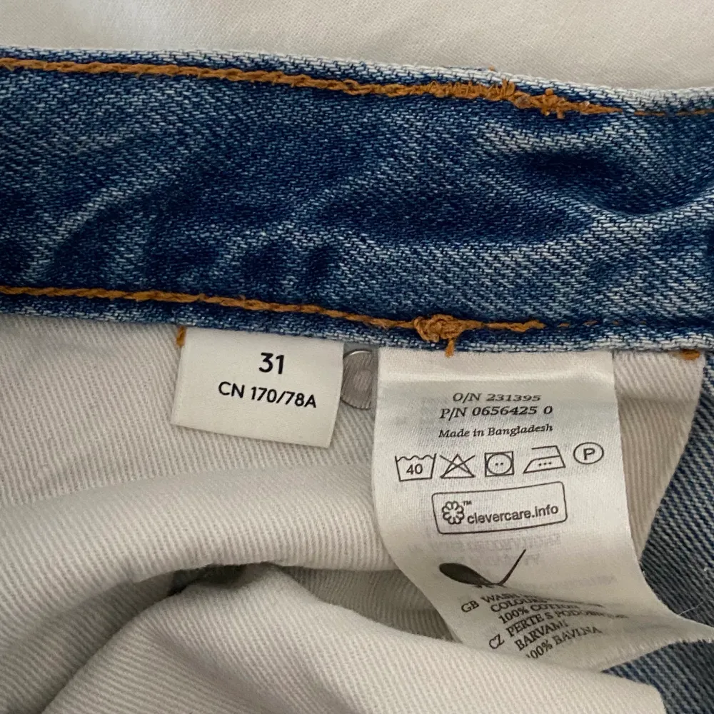 Populära jeans från Monki 🫶🏼 Fint skick, köpta för 400kr, säljer för 300kr. Storlek 31, vilket motsvarar storlek 40 i Europeisk storlek🤍. Jeans & Byxor.