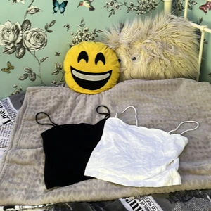 Två par linnen  - Jag säljer 2 par linnen eller vad man väljer och kalla det i färgen svart och vit från Gina Tricot för att de passar mig inte längre och de båda kostar 60kr ihop och om man bara vill ha en av de kostar det 30kr