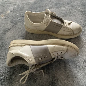 Valentino Garavani Rockstud - Säljer mina rätt duktigt använda Rockstuds. Går att få riktigt fina om man har orkar. Tänker runt tusenlappen, pris diskuterbart! Storlek 43 på dessa :)