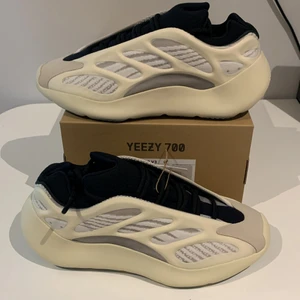 Yeezy 700 v3 Azael - Yeezy 700 v3 Azael. Helt nya och oanvända i storlek 44 1/3.  Kvitto finns såklart. 