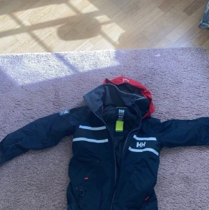Helly Hansen jacka  - Hej säljer nu min Helly Hansen jacka i M som passar både S/M lika bra. Kan skickas eller mötas 