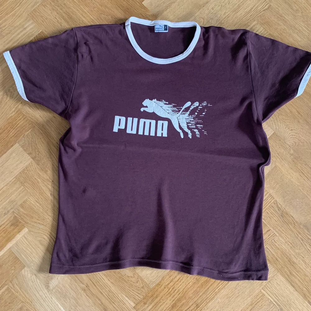 Retro puma från 90-talet märkt som l men passar mer som s  den är mer brun i verkligheten. T-shirts.