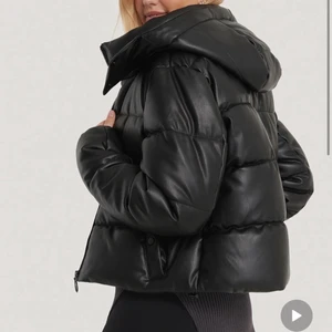 svart vinterjacka - svart vinterjacka från nakd, nypris 639💕 kan skicka egna bilder vid intresse