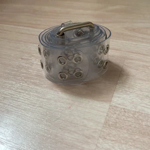 Genomskinligt skärp - Ett genomskinligt skärp från shein vill sälja detta då det inte kommer till användning har tappat en silver ring men märks inte när man har det på sig