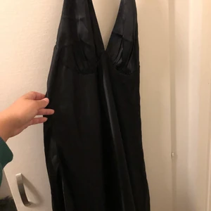 Satinklänning - Oanvänd superfin satinklänning från Nelly 