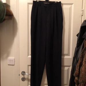 Från 80-tal? - Snygga kostymbyxor i en mörkblå/svart färg 