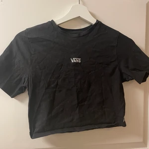 Vans tröja - Croppad vans tröja i strl XS   40kr  Kan fraktas mot fraktkostnad