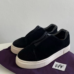 Eytys - Svarta eytys som är lite dammiga för att de stått oanvända i förrådet men går enkelt stt torka av. (Jag kan göra det innan de säljs) .