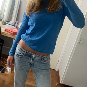 Blå tröja - Blå stickad tröja.  Säljer pågrund av flytt utomlands, går att få paketpris vid köp av fler plagg, frakt ingår inte