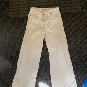 Junkyard wide leg jeans storlek 28 - Dom var lila innan sen blekte jag dom men sömmarna är fortfarande vita hehe. Lite slitna bak där nere men annars i fint skick!:-)