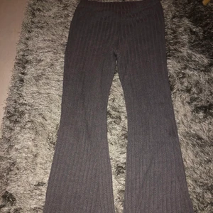 Shein byxor - Ett oanvänt par bootcut byxor från shein i st M men passar även S