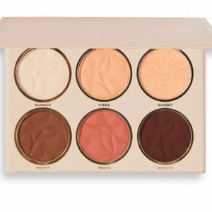 REVOLUTION ÖGONSKUGGSPALETT SMINK - Helt ny och oanvänd ögonskuggspalett från revolution. Samfraktar. Fotar/filmar när paketet packas och lämnas till ombud. Skickas spårbart. 