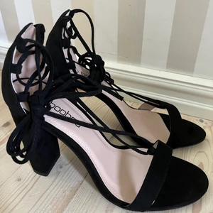 Klackskor  - Klackskor med snörning från Booboo, aldrig använt! Storlek 41 men små, så mer som 39-40.