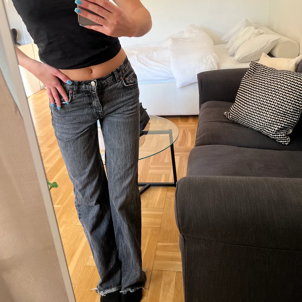 mörkgråa zara jeans med klippt kant nedtill i använt skick. Jag är nästan 170cm🫶🏼frakt betalas av köparen . Jeans & Byxor.