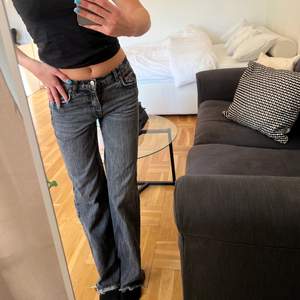 mörkgråa zara jeans med klippt kant nedtill i använt skick. Jag är nästan 170cm🫶🏼frakt betalas av köparen 