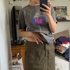 Fjärils t-shirt  - Köpt här på plick, men har tyvärr inte kommit till användning. Skriv för mer information🤍
