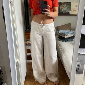 Lågmidjade linnebyxor - Sjukt snygga lågmidjade linnebyxor. Säljer då jag inte får någon användning av dem🤍 Strolek 34 men passar även 36. 