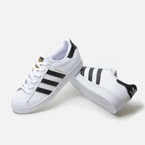 Adidas superstar vit 39 1/2 - I mkt bra skick använd max 1-2 gg