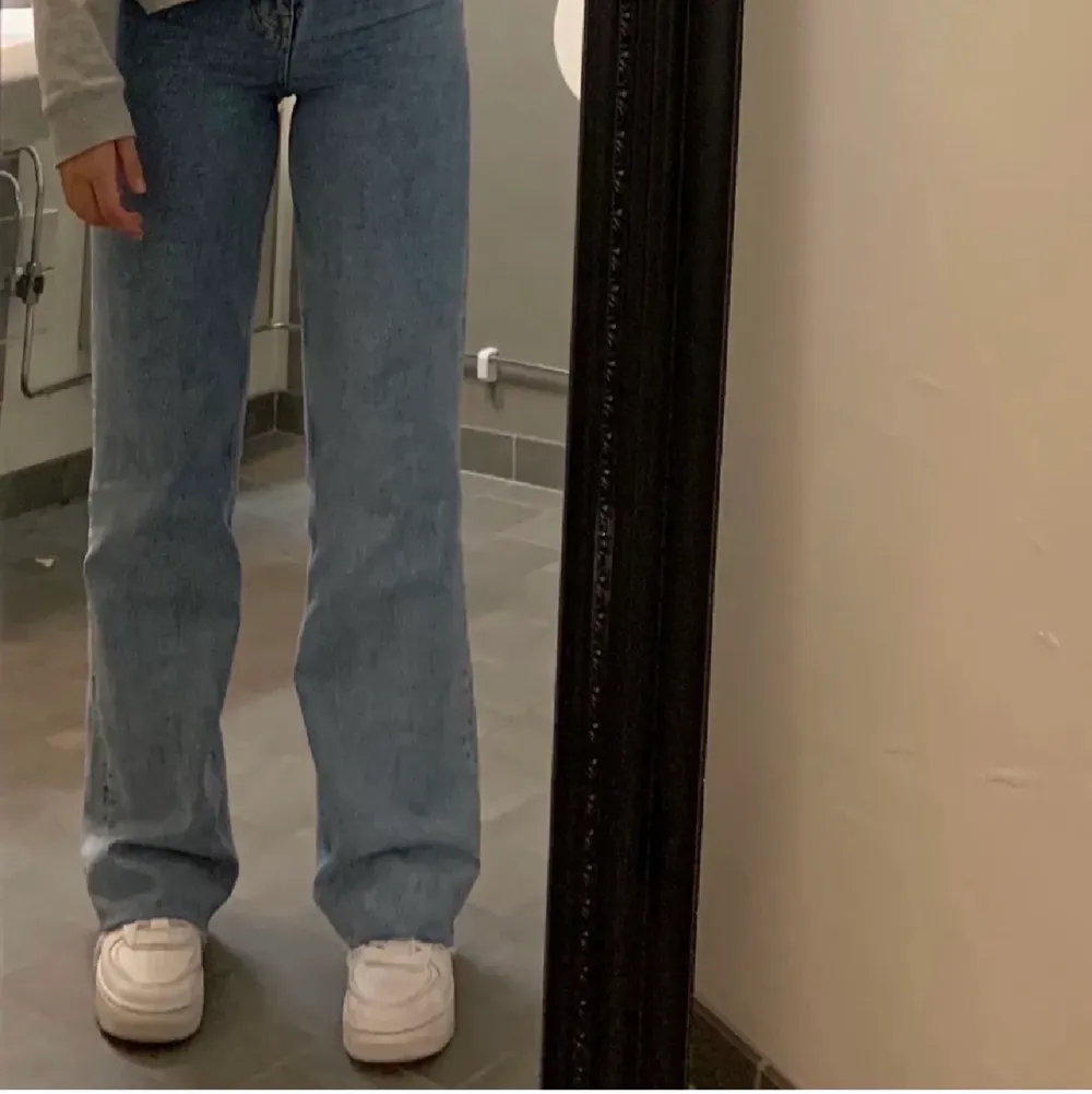 Långa och raka jeans från zara, bra skick💙jag är 173cm! . Jeans & Byxor.