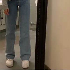 Långa och raka jeans från zara, bra skick💙jag är 173cm! 