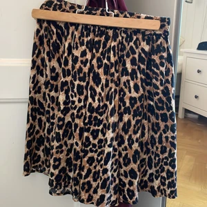 Leopard mönstrad kjol🐆☺️ - Jätte fin och skön kjol med leopard mönster😇 Använd endast ett fåtal gånger och har resårband i midjan!