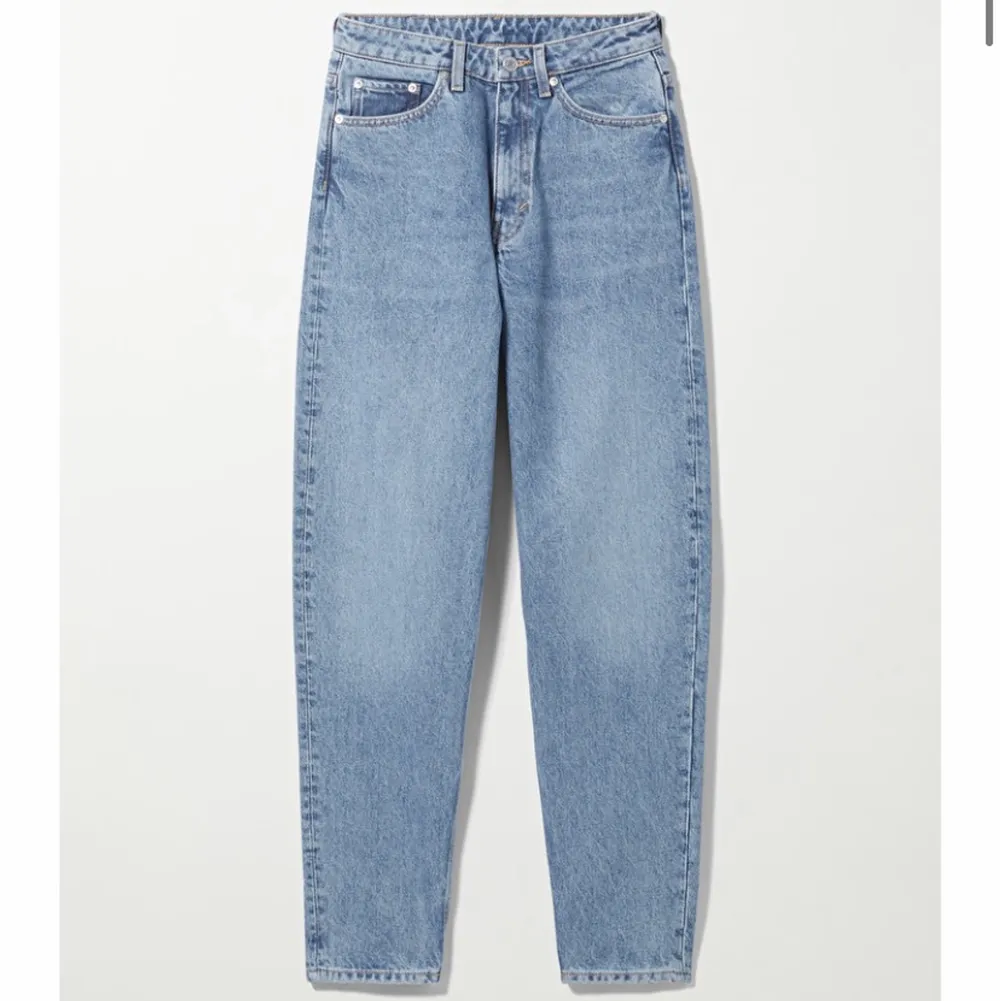 Jeans i modellen lash från weekday. Supersnygga men tyvärr kommer de inte till användning längre . Jeans & Byxor.