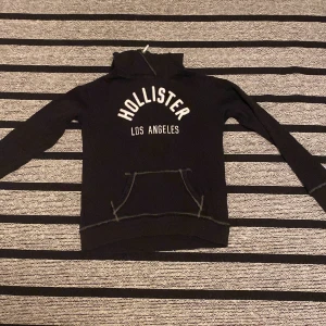 Hollister hoodie - Hollsiter hoodie som är köpt begagnat men har aldrig använt den själv