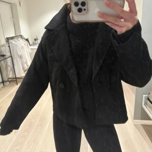 Kort kappa - svart - Säljer nu min superfina korta svarta kappa använd endast två gånger. Super fin och passar till allt, en perfekt jacka inför våren. Storlek xs