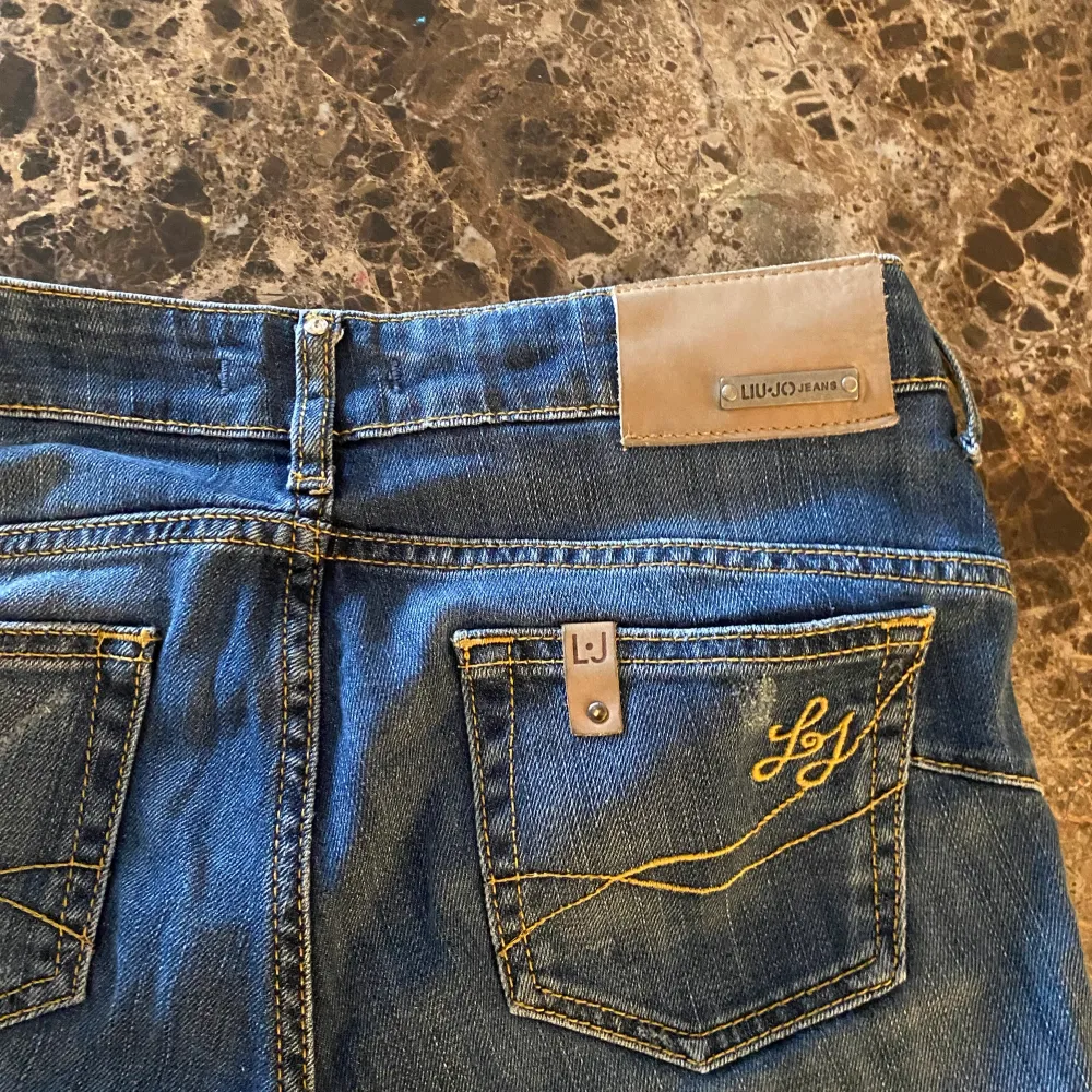 Lågmidjade bootcut jeans köpta här på plick, inga defekter🙌. Midja: 80 Innerbenslängd: 84   Välj ej ”köp nu”. Jeans & Byxor.