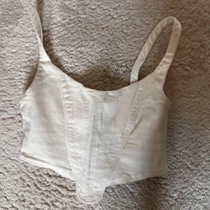 Vit korsett topp - Vit korsett liknande topp från Zara i jeans matrial. Använd tyvärr inte längre🖤 Strl S