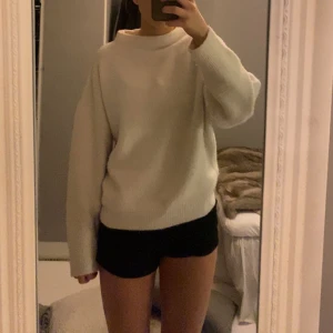 Stickad zara tröja  - Jätte mysig stickad tröja ifrån zara i strl L men passar mig som brukar ha strl S. Nypris 400kr❤️