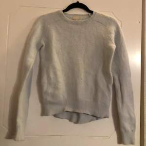 ljusblå mysig långärmad tröja (ull) i storlek 34. köpt på H&M. skicka pm om du har frågor eller vill se fler bilder <3 