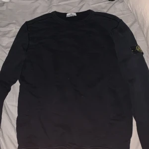 Stone island crewneck - Ny pris är 1400 och köpt på Flannels. 