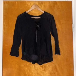 Svart blus - Svart blus i storlek s. Inköpt för cirka 3 år sedan, i storlek S.