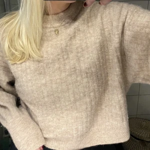 Ulltröja från &other stories - Superfin tröja från &other stories som jag tyvärr inte får användning av. Tröjan är i strl S och är som ny i skicket💕pris kan diskuteras 