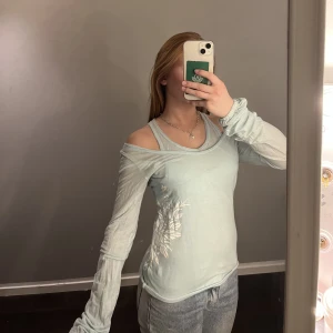 Söt topp - Jätte söt blå topp med linne insytt under. Älskar!