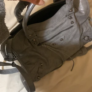 grå väska - säljer min fina väska som inte kommer till användning!💕köptes av en tjej på plick!