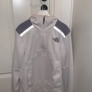 Vit The north face dress  - Säljer vit nort face dress storlek  S i byxor och Xs kofta, väldigt fin och bekväm dress, luvan är lite rosa så att alla är medvetna om det.  Hela sättet kostar cirka 2200kr men säljer den för endast 800kr, detta sät finns inte heller i butik längre