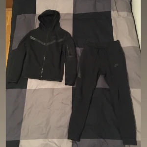 Nike Tech Fleece  - En äldre modell av Nike Tech Fleece som inte längre går att få tag på, byxorna har storleken S i vuxen storlek och tröjan har storlek XL i ungdoms storlek, byxorna sitter ganska tight och mindre så skulle säga att byxorna är mot samma storlek som tröjan.