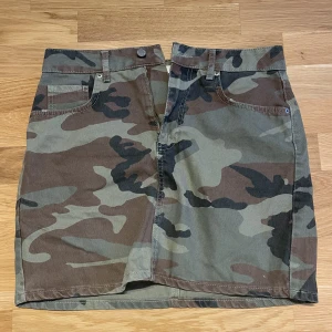 Snygg camo kjol - Snygg grön och brun jeans camo kjol från Gina tricot! Aldrig använd, storlek 40