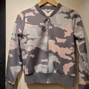 Camoflagefärgad topp/kofta - Camoflagefärgad topp/kofta i pastellfärger.
