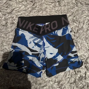 Nike shorts  - Blå mönstriga shorts från Nike. Storlek XS! 