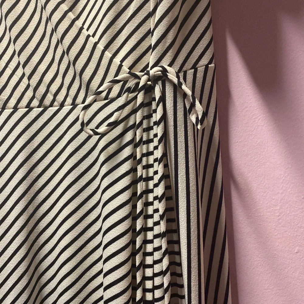 Striped black and white dress Storlek M-L Säljer för att den har blivit för stor. Klänningar.
