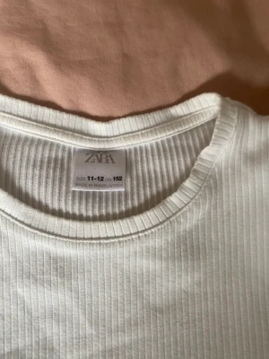 Vit zara tröja - !!HAR TVÅ!! Säljer dennna fina vita zara tröja i storlek 152 i bra skick med volang detalj. 