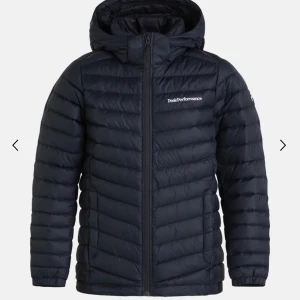 Peak performance jacka - Säljer denna dunjacka från peakperformance då jag inte använder den💗aldrig använd inga defekter! nypris 1800kr säljer för 500🫶🏼är i storlek 160, skulle säga att den är som en xs men sitter bra på mig som har S💕