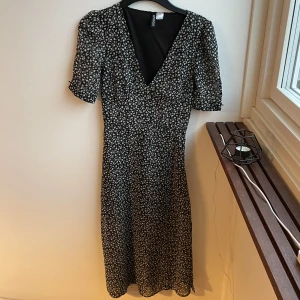 Klänning - Så cute midi klänning från h&m!🌸💓 Den har två slitsar på varje sida vilket blir jättefint när man går. Man kan även ha en tröja över så det blir som en kjol. Den är använd två gånger så precis som ny.