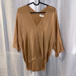 Day silkes topp - Blus från Day Birger et Mikkelsen. 95% silke. Köparen står för frakten 