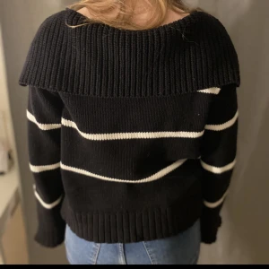 Stickad tröja  - Tröjan är knappt använd och är om ny.
